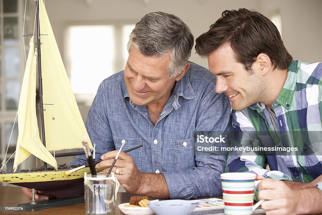 Отец и взрослого сына, делая модели - Стоковые фото Красить - деятельность роялти-фри