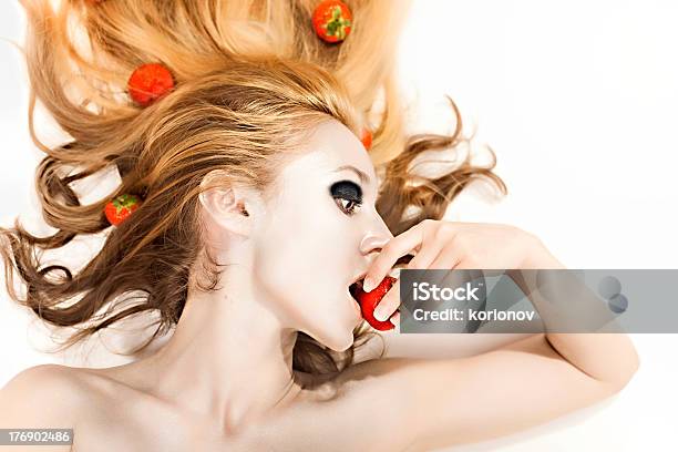 Mulher Com Maquiagem De Prata Comer Morangos - Fotografias de stock e mais imagens de Adulto - Adulto, Beleza, Cabelo Humano