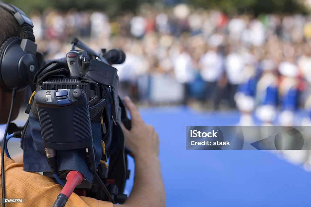 Operatore di una videocamera per la tv - Foto stock royalty-free di Film