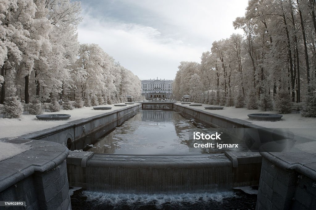 Palácio de Peterhof e jardim (Petrodvorets), São Petersburgo. Infravermelho. - Foto de stock de Arquitetura royalty-free