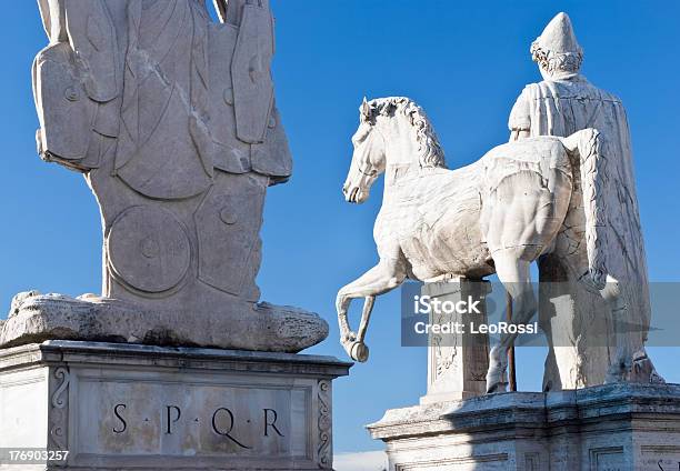 Photo libre de droit de À Rome La Colline Du Capitole Spqr Emblème De La Municipalité Italie banque d'images et plus d'images libres de droit de Castor et Pollux