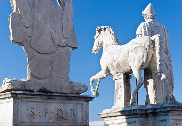 о рим: капитолийские хилл, s.p.q.r. муниципалитет emblem, италия - municipality of sparta стоковые фото и изображения