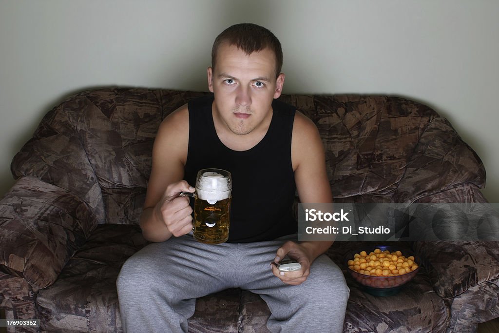 Mann mit Bier vor dem Fernseher - Lizenzfrei Abenddämmerung Stock-Foto