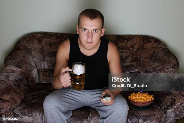 Hombre Mirando Televisión Con Cerveza Foto de stock y más banco de imágenes de Adulto - Adulto, Adulto joven, Alimento