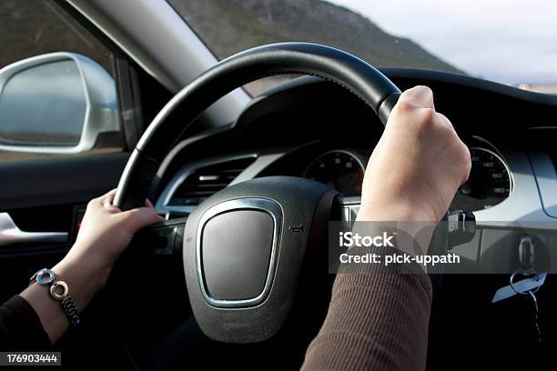Mulheres De Condução - Fotografias de stock e mais imagens de Chave de Carro - Chave de Carro, Conduzir, Drive - Atividade desportiva
