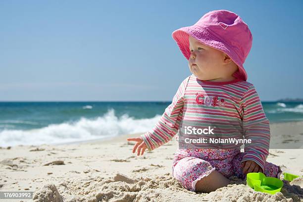 Sunsmart Bebé - Fotografias de stock e mais imagens de Bebé - Bebé, Praia, Protetor Solar