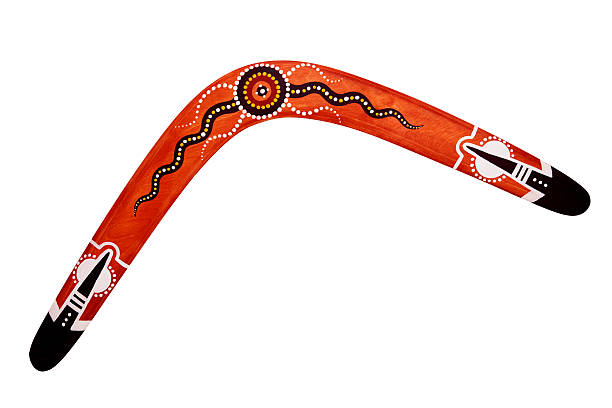australian boomerang con sol aislados - aborigine australian culture boomerang isolated fotografías e imágenes de stock