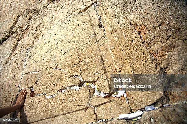 Foto de Mão Sobre O Muro Das Lamentações e mais fotos de stock de Muro das Lamentações - Muro das Lamentações, Amarelo, Antigo