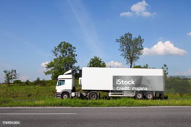 Weiße Lkw Mit Leeren Werbung Platz Stockfoto und mehr Bilder von Blau - Blau, Fernverkehr, Fotografie