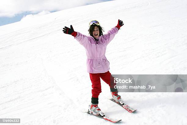 Chica Adolescente En Vacaciones De Esquí Foto de stock y más banco de imágenes de Actividad - Actividad, Adolescente, Aire libre