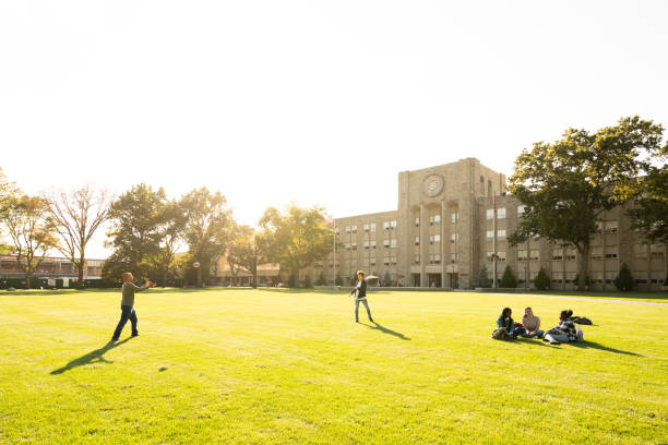 サッカーボールを渡す大学生 - men summer passing tossing ストックフォトと画像