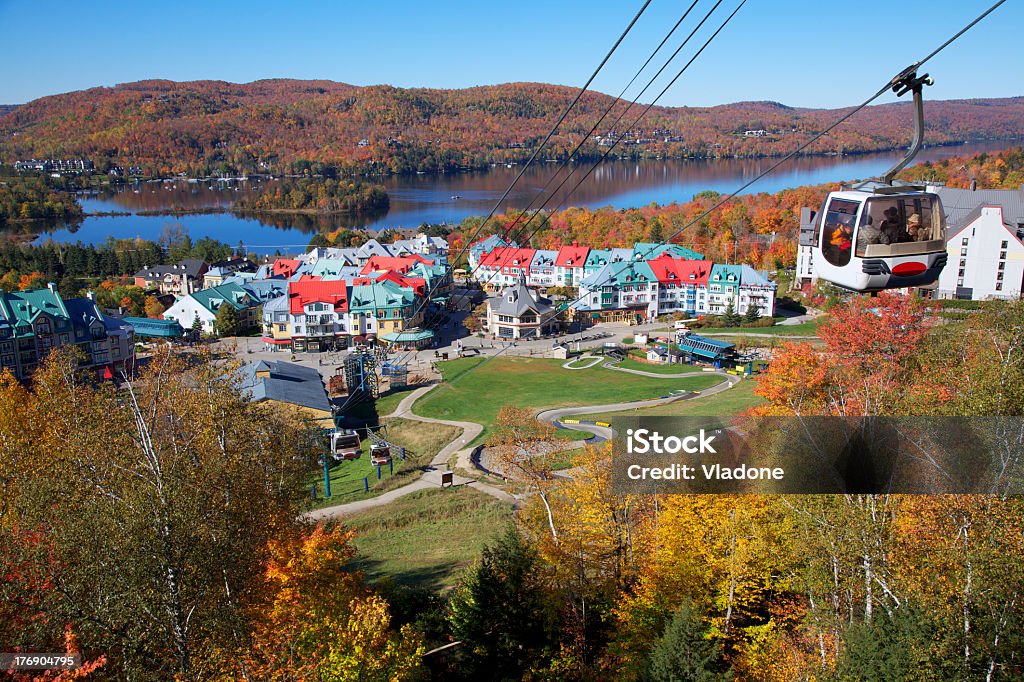 Mont Tremblant village lake e funicular no outono - Foto de stock de Estação de esqui do Mont Tremblant royalty-free