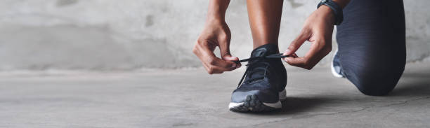 Laced up and ready to go zapatos de fitness, persona y corbata en pancarta para atletismo, deporte o cardio al aire libre para entrenamiento o ejercicio. entrenar, atleta y prepararse para el bienestar, el cuerpo saludable o el estilo de vida en el espacio de maquetas