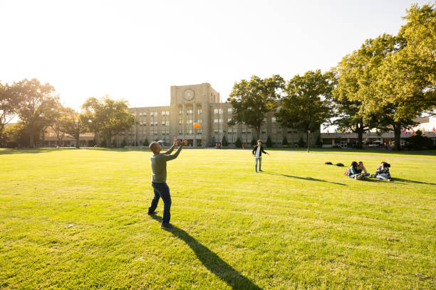 サッカーボールを渡す大学生 - men summer passing tossing ストックフォトと画像