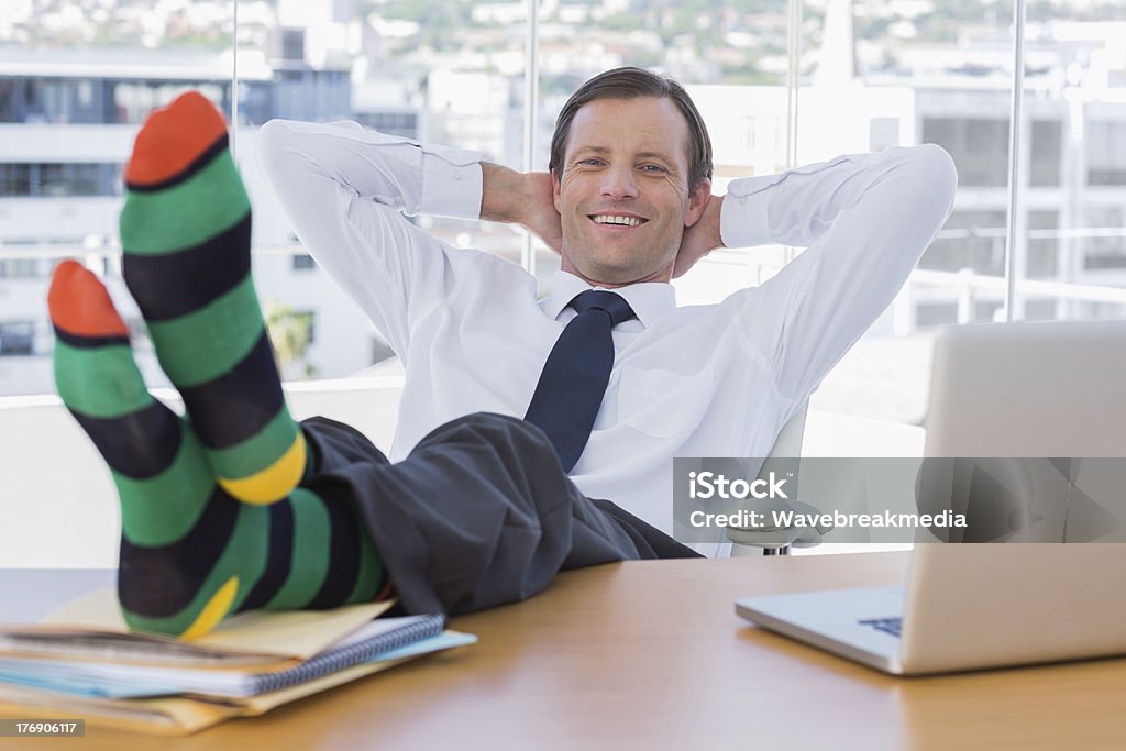 Alegre Empresário relaxante com os pés na sua secretária - Royalty-free Amontoar Foto de stock