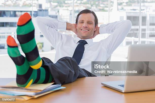 Alegre Empresário Relaxante Com Os Pés Na Sua Secretária - Fotografias de stock e mais imagens de Amontoar