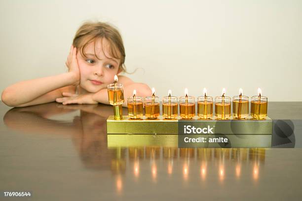 Ragazza Sguardo Allhanukkah Menorah - Fotografie stock e altre immagini di Attrezzatura per illuminazione - Attrezzatura per illuminazione, Bambino, Candela - Attrezzatura per illuminazione