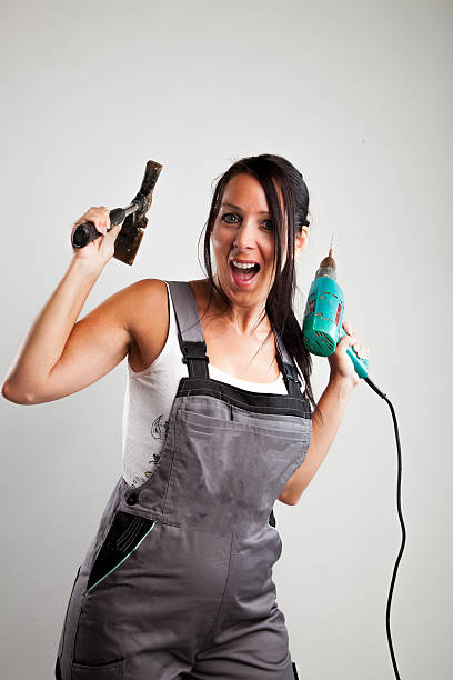 frau mit martillo und bohrmaschine - lehre fotografías e imágenes de stock