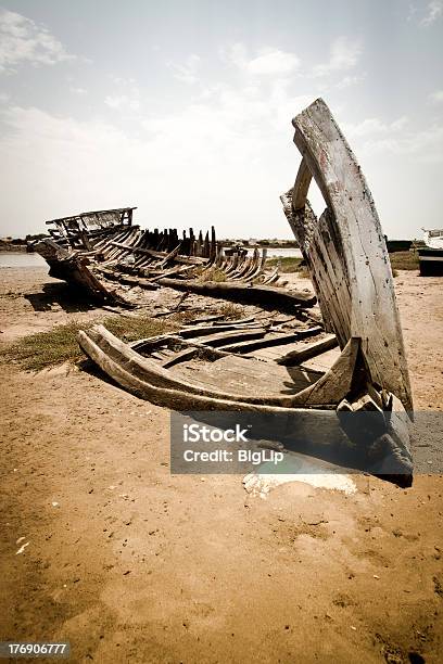 Foto de Esqueleto De Um Barco e mais fotos de stock de Arruinado - Arruinado, Traineira, Colisão