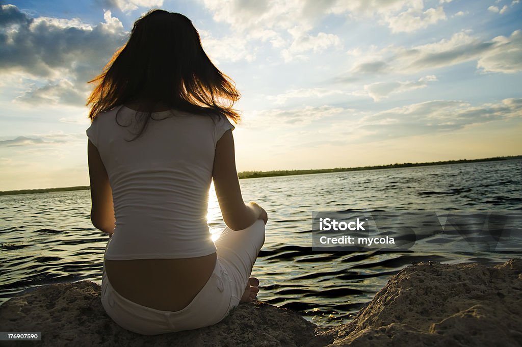 Ragazza di meditazione vicino all'acqua - Foto stock royalty-free di Acqua