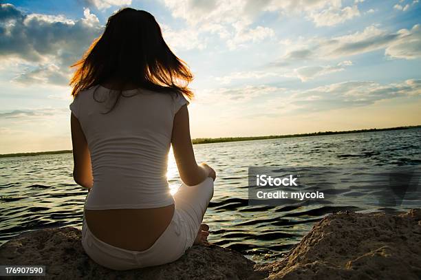 Ragazza Di Meditazione Vicino Allacqua - Fotografie stock e altre immagini di Acqua - Acqua, Adolescente, Adulto