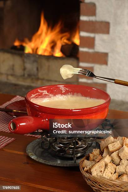 Szwajcarska Fondue Obiad - zdjęcia stockowe i więcej obrazów Czerwony - Czerwony, Fondue, Europa - Lokalizacja geograficzna