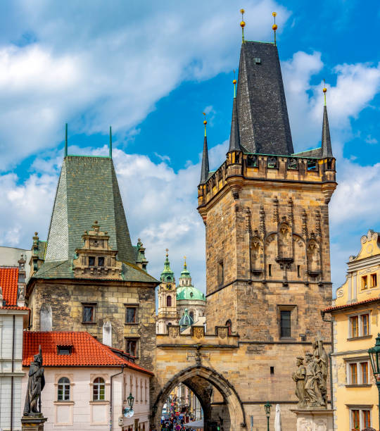 wieża mostowa na moście karola w pradze, czechy - prague czech republic charles bridge famous place zdjęcia i obrazy z banku zdjęć