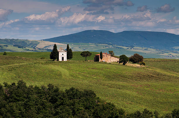 istock Small chapel in the Val d'Orcia 176933541