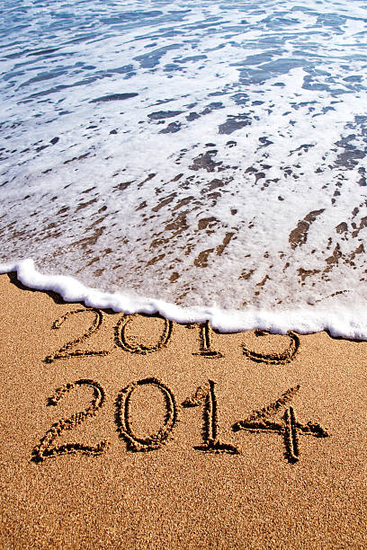 neues jahr 2014 - 2013 beach new years eve new years day stock-fotos und bilder