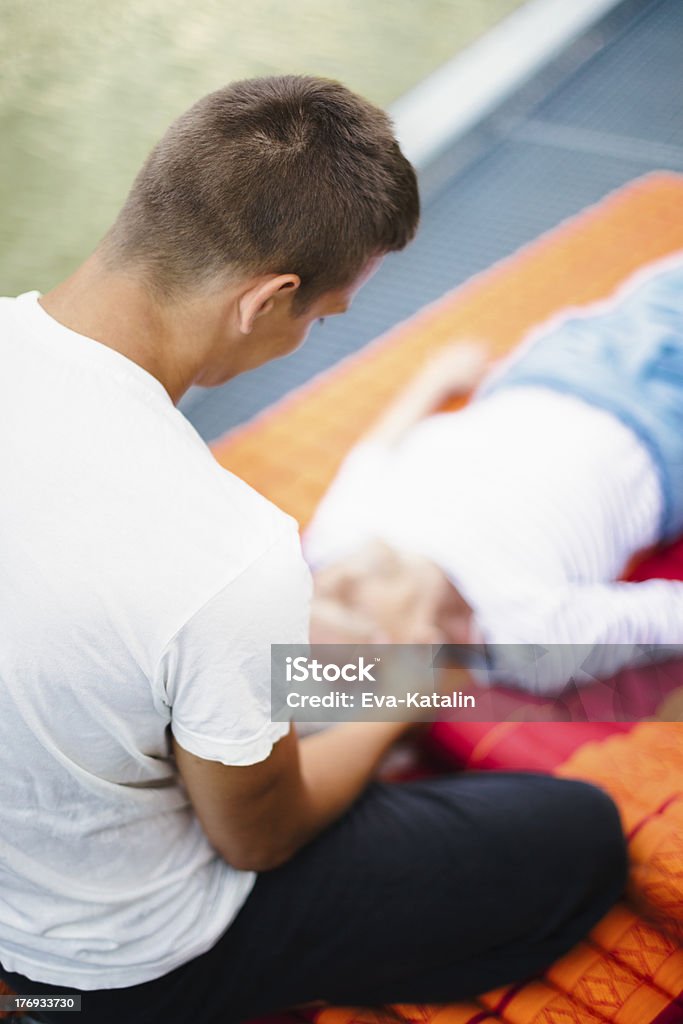 Massage en plein air - Photo de 25-29 ans libre de droits