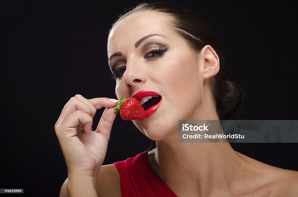 美しい女性は juicy イチゴを食べる - 20代のロイヤリティフリーストックフォト