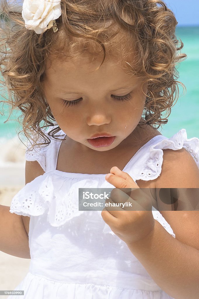 Mały dwóch lat Dziewczyna na plaży - Zbiór zdjęć royalty-free (12-17 miesięcy)
