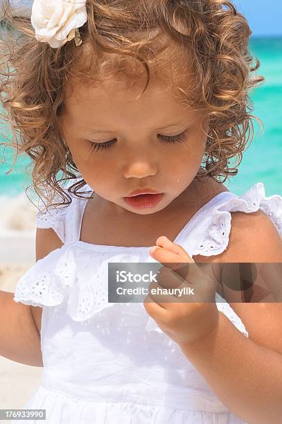 Foto de Pouco De Dois Anos De Idade Na Praia e mais fotos de stock de 12-17 meses - 12-17 meses, Alegria, Amor