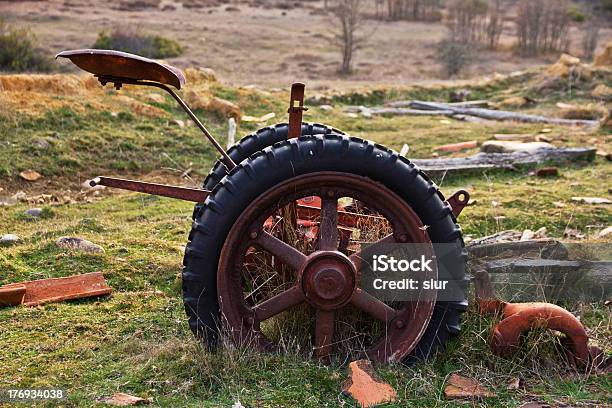 Foto de Old Mowervieja Segadora e mais fotos de stock de Abandonado - Abandonado, Agricultura, Amontoamento