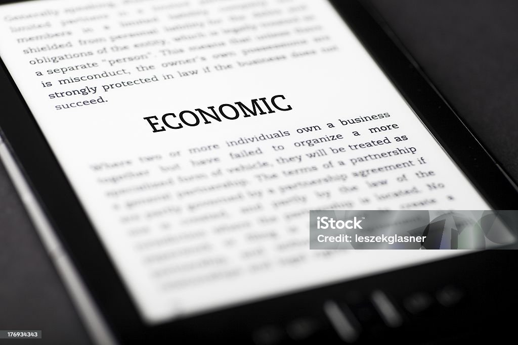 Économique sur une tablette tactile et concept de e-book - Photo de Affaires libre de droits