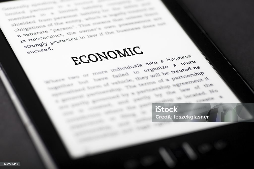 경제 태블릿에 터치패드, 이북 컨셉입니다 - 로열티 프리 0명 스톡 사진