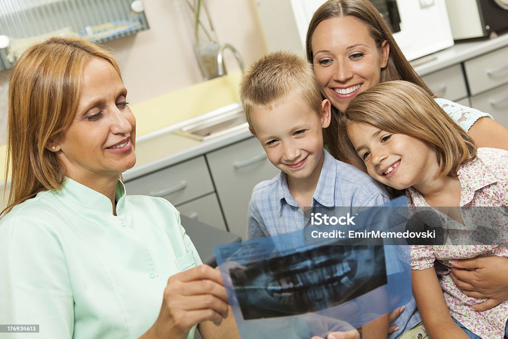 Visita presso il dentista - Foto stock royalty-free di Adulto