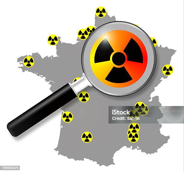 Francese Energia Nucleare La Mappa Con La Lente Dingrandimento - Fotografie stock e altre immagini di Allerta