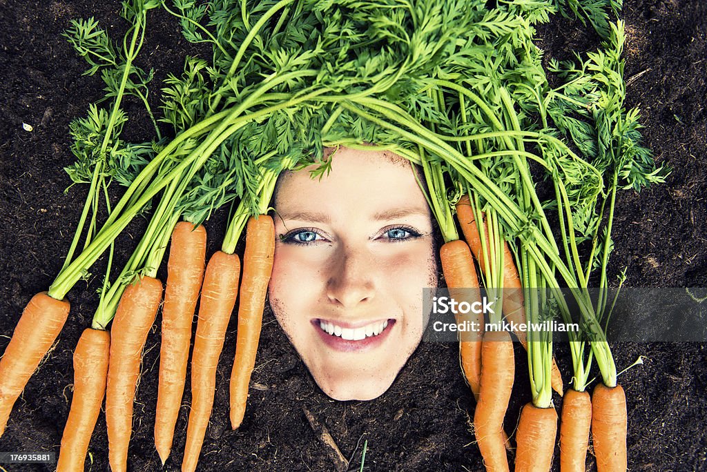 Felice giovane donna ottiene Capelli verdi grazie alle carote - Foto stock royalty-free di 20-24 anni