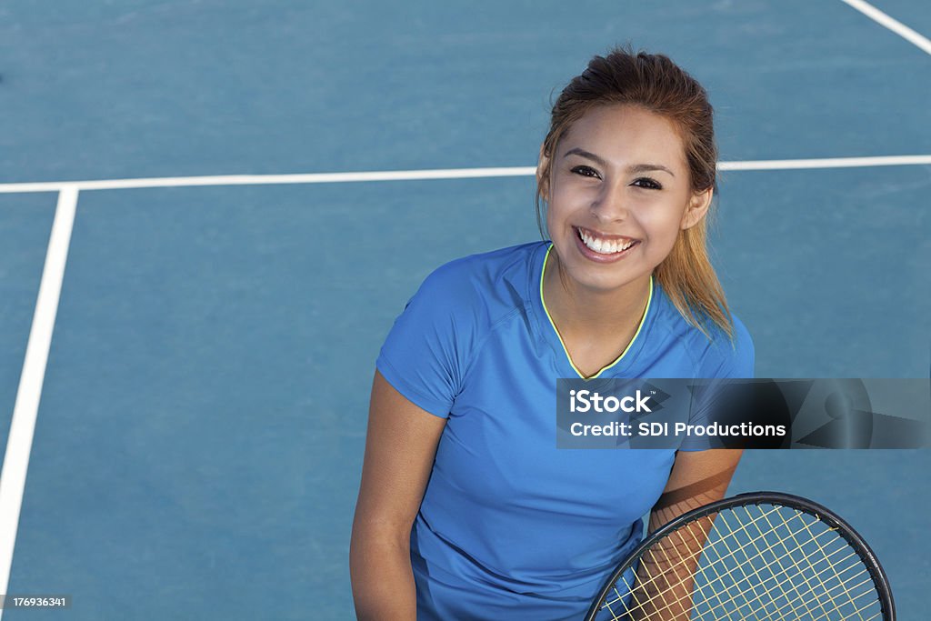 Mulher jovem feliz no campo Jogador de ténis - Royalty-free Interior Foto de stock