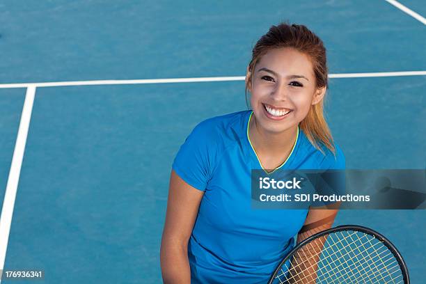 Mulher Jovem Feliz No Campo Jogador De Ténis - Fotografias de stock e mais imagens de Interior - Interior, Ténis - Desporto com Raqueta, Adulto