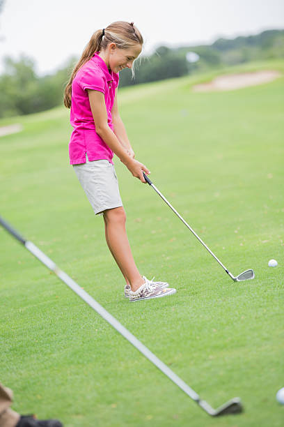 jovem jogar golfe no curso verde - golf golf swing putting cheerful imagens e fotografias de stock