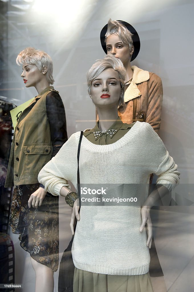 Fenster Frauen zeigen - Lizenzfrei Anziehen Stock-Foto