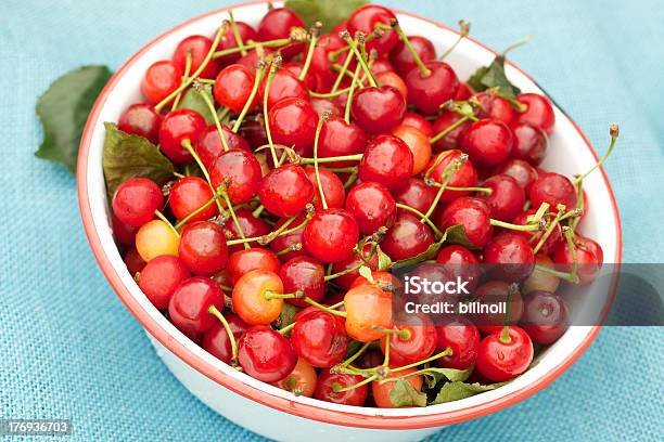 Organic Sour Di Ciliegie Fresche E Ciotola In Tela Grezza Blu - Fotografie stock e altre immagini di Alimentazione sana