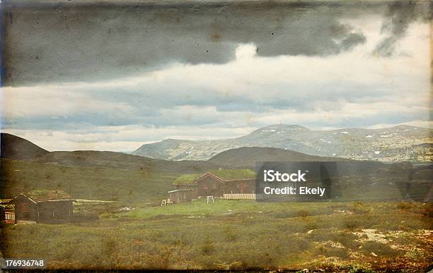 Cabine Di Montagna In Estate - Fotografie stock e altre immagini di Bellezza naturale - Bellezza naturale, Capanna, Capanna di legno