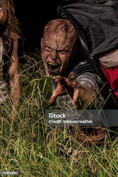 Fotografias Do Real Zombie Backpackers - Fotografias de stock e mais imagens de Acampar - Acampar, Agressão, Alcançar