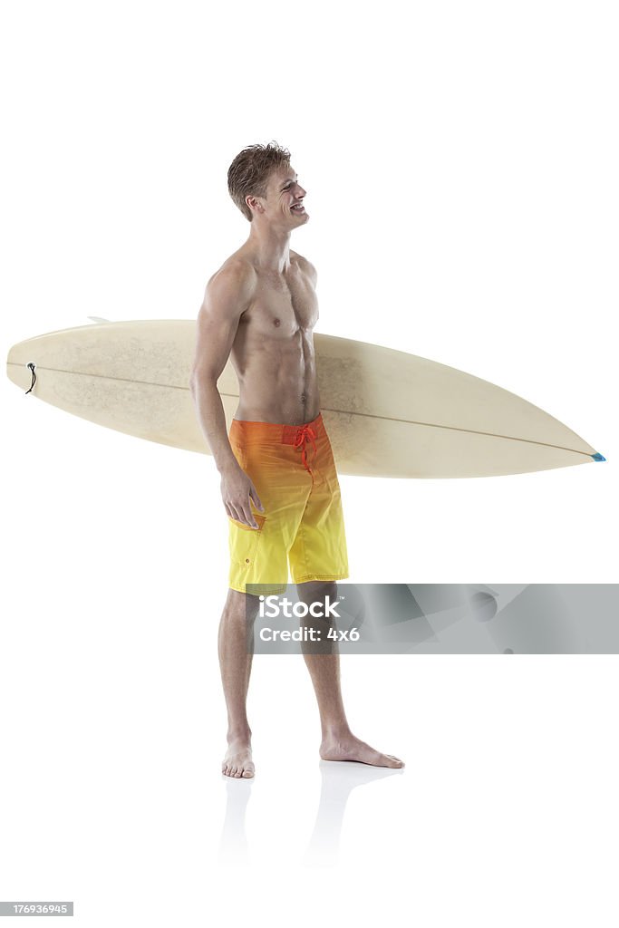 笑う若い男性のサーファーサーフボード付き - 18歳から19歳のロイヤリティフリーストックフォト
