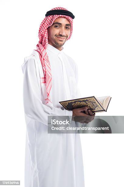 Арабский Человек Держит Коран — стоковые фотографии и другие картинки Белый - Белый, Мужчины, Только мужчины