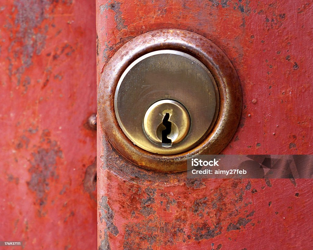 Заржавленный red door ключевые отверстие - Стоковые фото Exit - Знак Выход роялти-фри