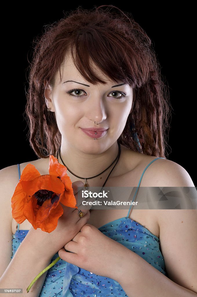 Souriante jeune femme avec gros Pavot orange. - Photo de 16-17 ans libre de droits